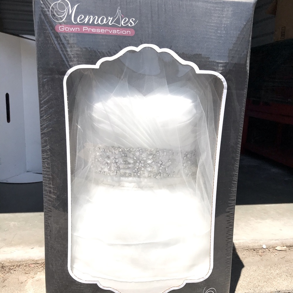 Pre-owned wedding dress, preserved and in great condition